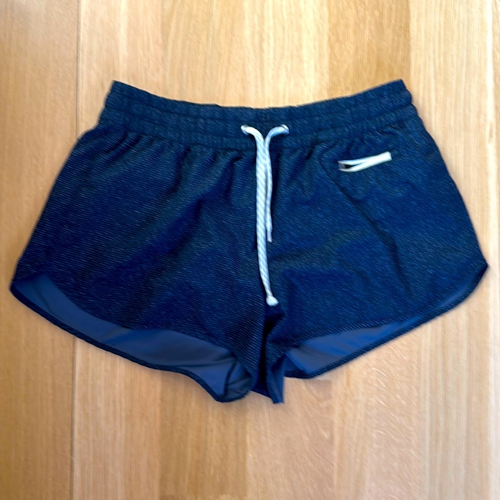 Vuori shorts size large